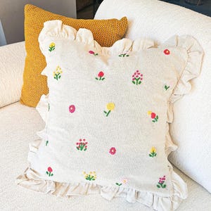 Ręcznie robiona bawełniana poszewka na poduszkę z falbanką i kwiatowym wzorem, kolorowa poduszka z haftem kwiatowym, dekoracja w stylu rustykalnym