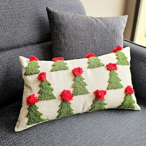 Handgemachter lumbaler Weihnachtskissenbezug mit rotem Baum und Pom Poms