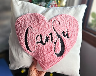 Personalisiertes Punch Needle Herzkissen: Benutzerdefinierter Name, handgefertigte Baumwolle
