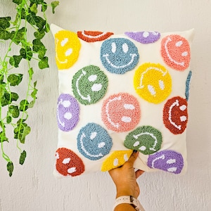 Funda de almohada con forma de aguja perforada y emoji de cara sonriente de colores, decoración divertida y linda para el hogar, almohada con emoji de cara sonriente, regalo para ella