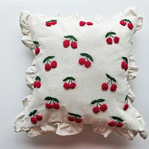 Funda de almohada con volantes de cereza hecha a mano con aguja de punzón, bonita y acogedora decoración de cerezas, decoración de verano para el hogar, regalo para ella