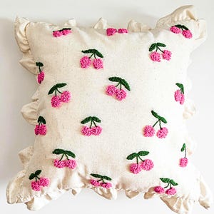 Funda de almohada con volantes de cereza rosa hecha a mano con aguja perforada, linda decoración con volantes de cereza rosa, regalo de decoración de habitación de niña