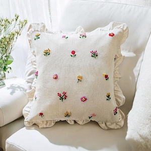 Funda de almohada con volantes florales bordados a mano con aguja de punzón, cojín de lino cottagecore con flores silvestres de colores, decoración romántica de estilo rústico.