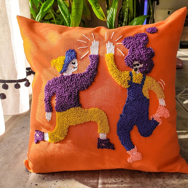 Taie d'oreiller orange perforante personnes amusantes dansant, coussin Hi-Five fait main, décoration amusante