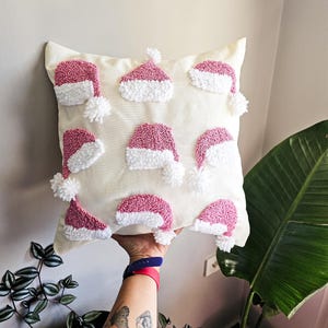 Funda de almohada festiva con gorro de Papá Noel rosa con aguja perforada, decoración navideña hecha a mano, regalo de decoración navideña, lindos gorros de Papá Noel con pompones