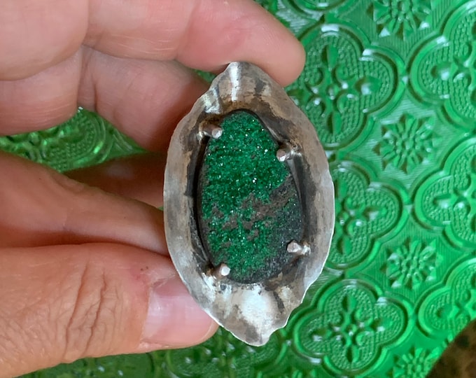 Silver ring set with Uvarovite 925