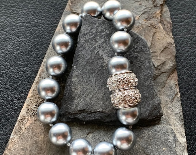 Pearl bracelet with magnetic clasp