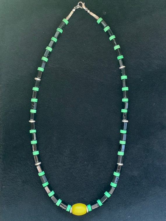 Halskette mit Spinell, Silberteilen und Glasperle - image 1