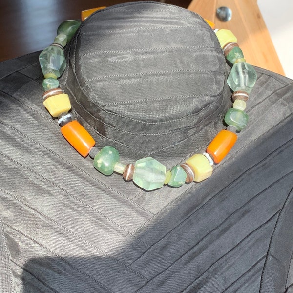 Antike Halskette mit grüner Jade, Lava, Glasperlen und Holzperlen