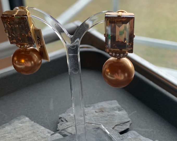 Earrings with faceted glass stone
