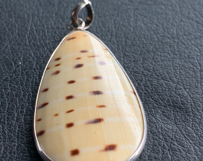 Shell pendant with silver border 925