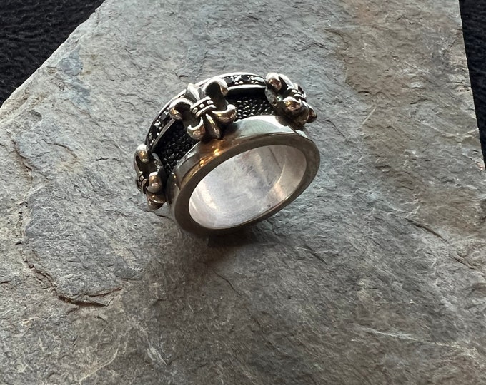 Solid silver ring with three fleur-de-lis and spinel stones