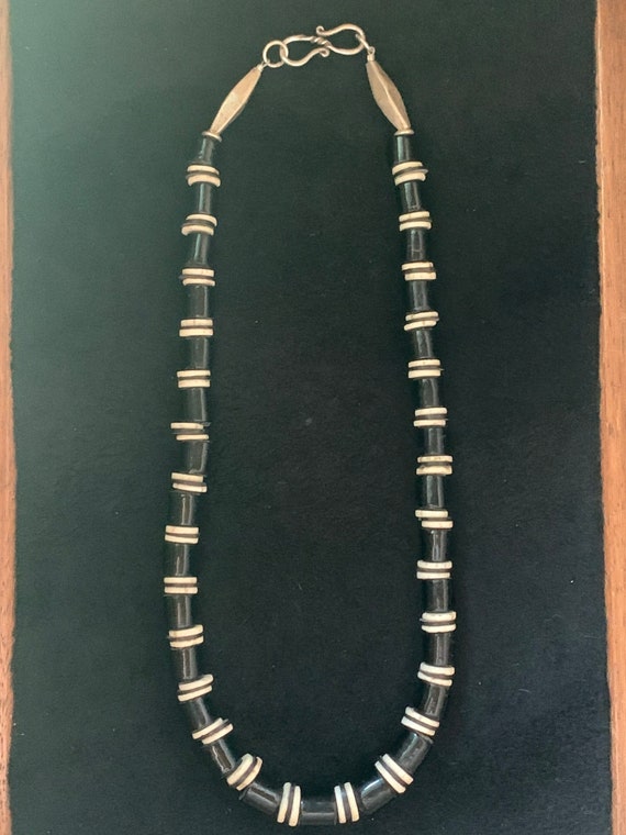 Halskette mit Muschel, Onyx und Silber - image 1