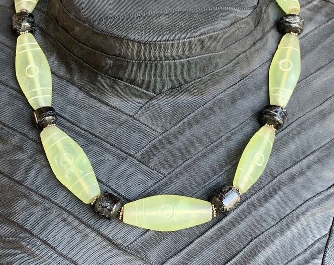 Jade carved / tourmaline necklace with silver particles