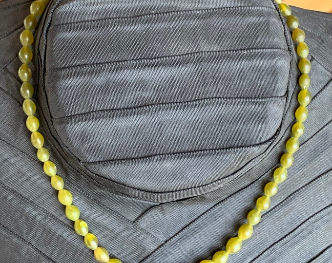 Precious serpentine necklace with silver clasp antique pearls