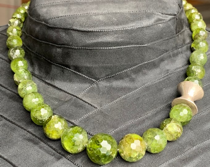 Peridot necklace with silver parts