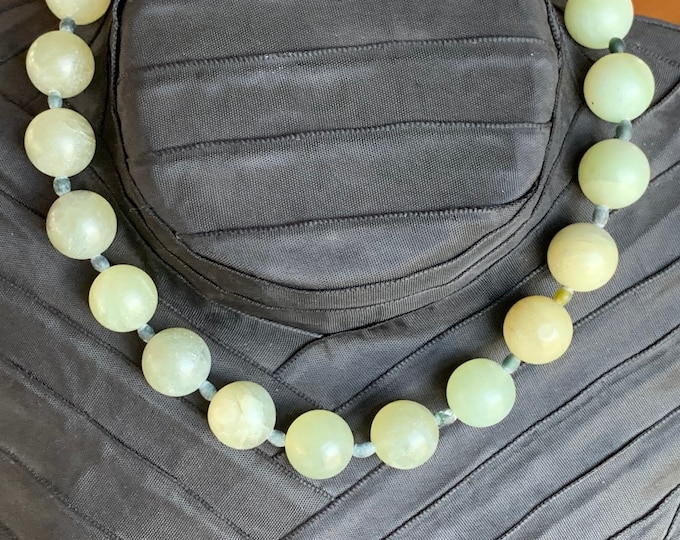 Precious serpentine necklace with silver clasp