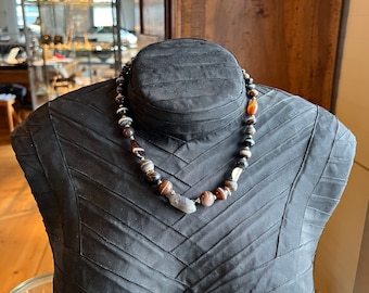 Agate necklace with gold