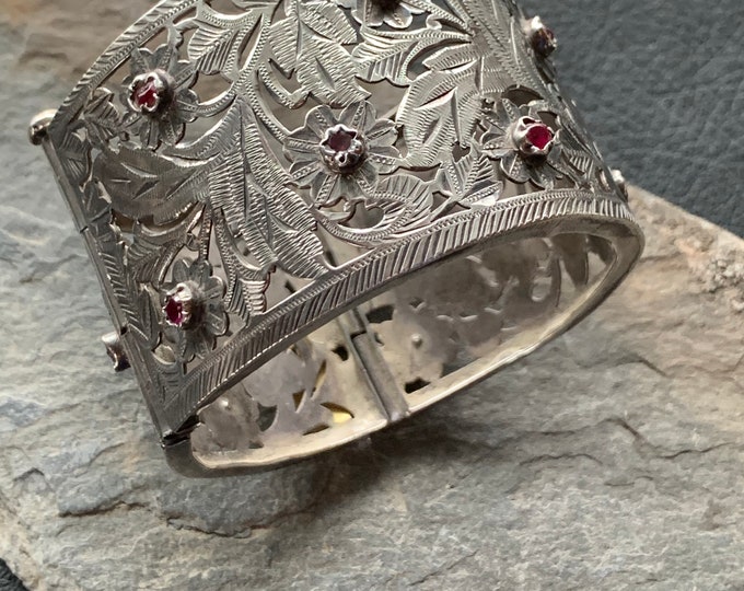 Silver bracelet 18th century with 15 rubies in the flowers.