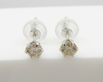 Platinum stud earrings with 0.30 ct diamond