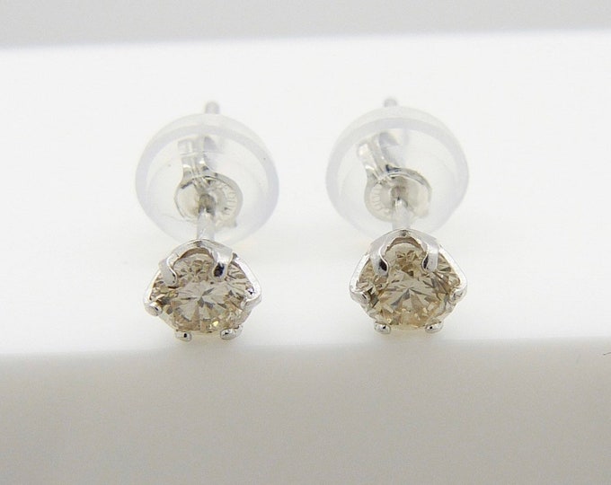 Platinum stud earrings with 0.30 ct diamond