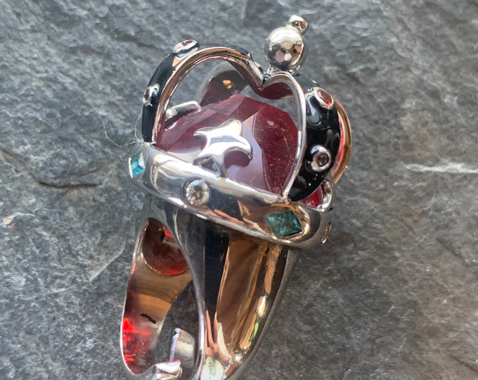 Crown ring with rhodium-plated silver and cut gemstones