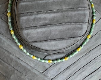 Elegant serpentine necklace with silver clasp