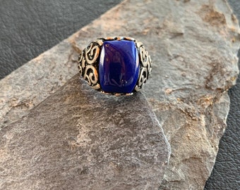 Silver ring with lapis lazuli