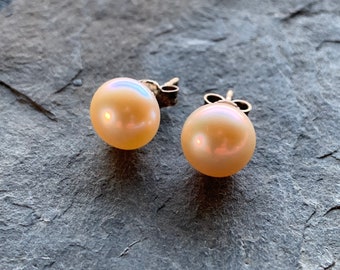 Stud earrings with freshwater pearls