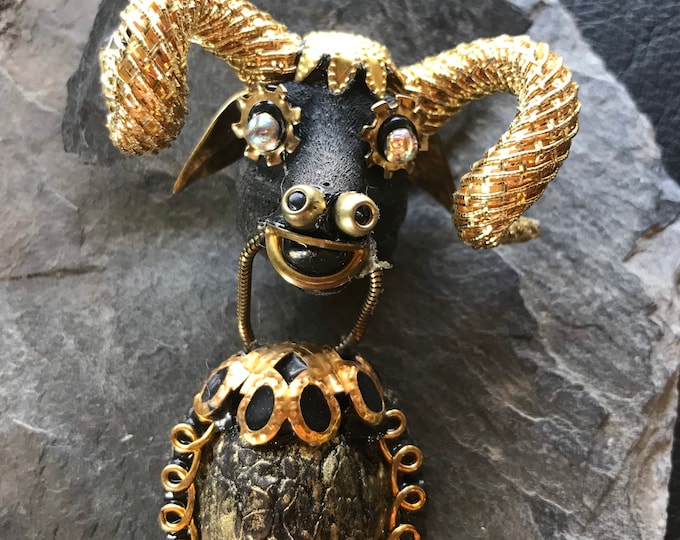 Wider brooch with nut