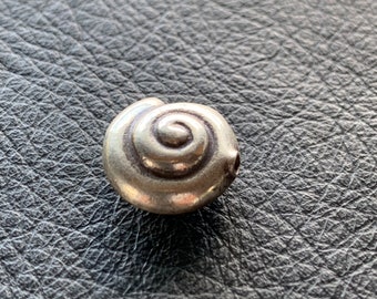 Silver pendant snail