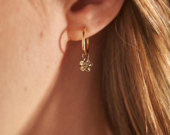 Pendientes de aro con flor de nomeolvides en oro amarillo de 9 quilates - Wilde Flower