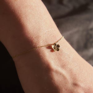 Solid 9ct Gold Forget-Me-Not flower dainty bracelet - Wilde Flower Jewellery.