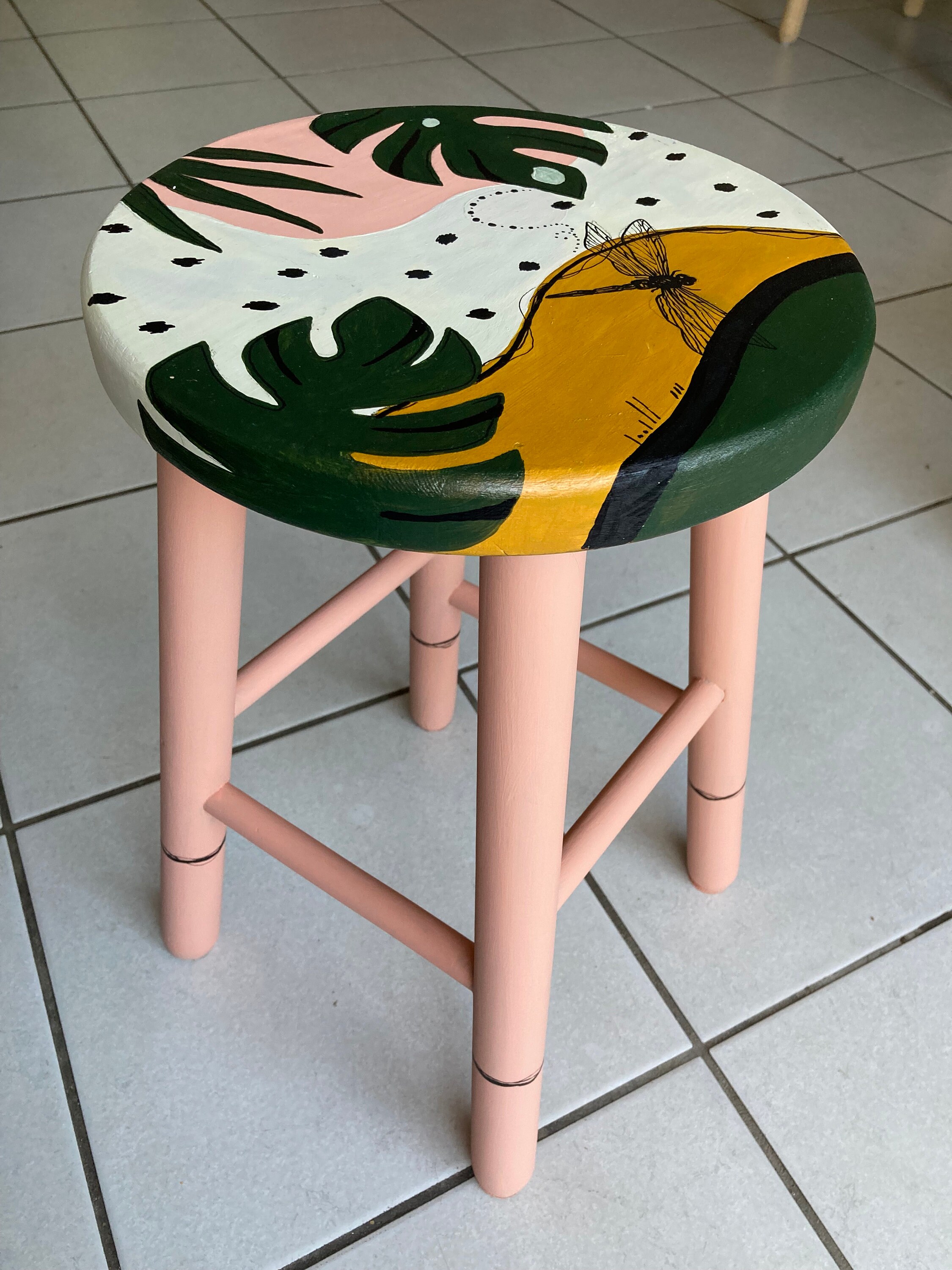 Tabouret Artistique Original Unique, et Peint A La Main. Un Œuvre d'art Qui Est Utile.