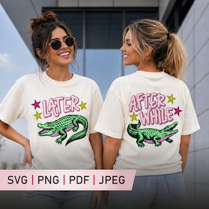Può includere: Due magliette color crema con una grafica di un alligatore verde. Una maglietta dice "LATER" con testo rosa e stelle, l'altra dice "AFTER WHILE". La parte inferiore dell'immagine ha il testo "SVG | PNG | PDF | JPEG".
