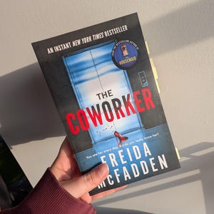 Geannoteerd exemplaar van The Coworker door Freida McFadden - Read Along-editie