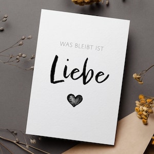 Was bleibt ist Liebe, Trauerkarte, Beileidskarte mit Herz zum Abschied, Anteil nehmen, Mitgefühl zeigen, Klappkarte, Postkarte, Poster