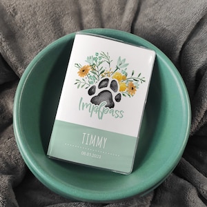 Schutzhülle Impfpass für Hunde und Katzen, EU Heimtierausweis mit Blumen & Pfotenabdruck, Tierpass wird mit Namen personalisiert