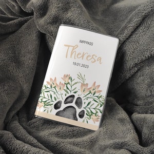 Schutzhülle Impfpass für Hunde und Katzen, EU Heimtierausweis mit Blumen & Pfotenabdruck, Tierpass wird mit Namen personalisiert