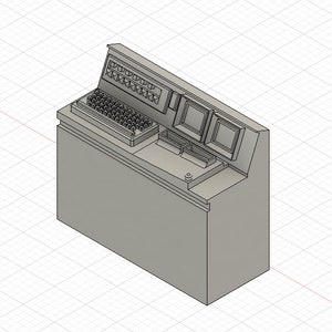 Puede incluir: Un panel de control gris con un teclado, dos monitores y una serie de botones. El panel está montado en un soporte gris.