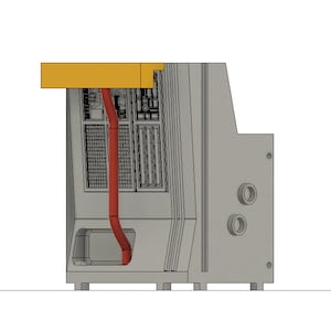 Op de afbeelding: Zijwaartse weergave van een computerbehuizing met een gele bovenkant, een rode buis die naar beneden door de binnenkant loopt, en een grijs zijpaneel met twee ronde gaten.