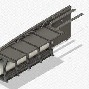Può includere: Una struttura in metallo grigio con quattro scomparti, ognuno contenente un oggetto cilindrico. La struttura ha una serie di tubi e un pezzo di metallo curvo in cima.