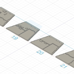 Puede incluir: Cuatro modelos impresos en 3D de un edificio con un diseño único. Los modelos están dispuestos en una fila de izquierda a derecha, con cada modelo ligeramente más grande que el anterior. Los modelos están impresos en color gris claro.