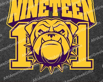 Op de afbeelding: Een geel en paars grafisch ontwerp met een bulldog met een stekelkraag en de tekst "NINETEEN" en "11".