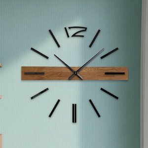 Può includere: Un orologio da parete moderno con base in legno e numeri neri. Le lancette dell'orologio sono nere e i numeri sono rappresentati da linee nere. L'orologio è montato su una parete azzurra.