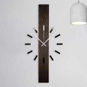 Handgemaakte verticale eiken wandklok – slank Scandinavisch minimalistisch design, elegant natuurlijk hout, modern milieuvriendelijk cadeau