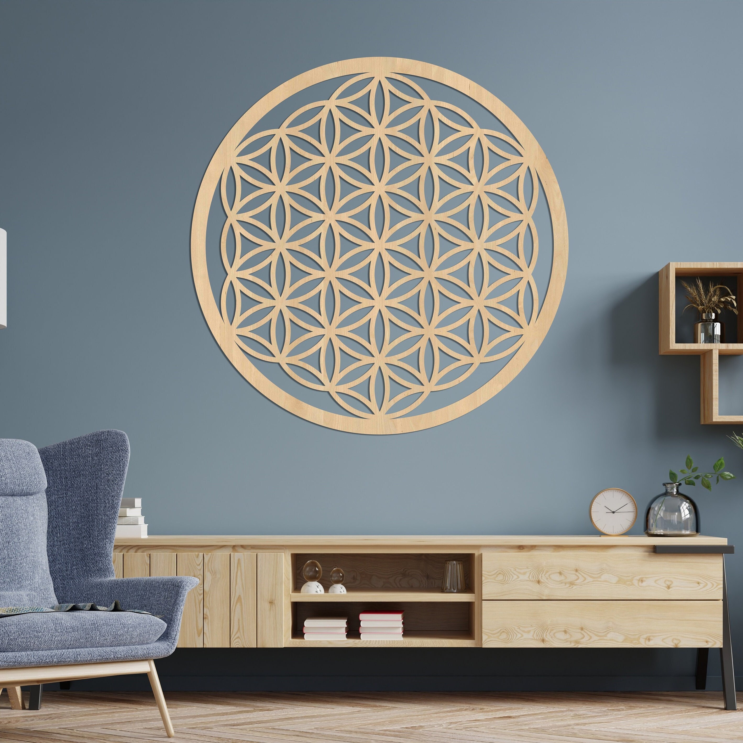 Coppia Di Armadi In Legno Intagliato E Laccato Con Fiori E Motivi Decorativi Venezia Met Xviii Secolo