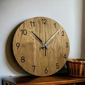 Horloge murale en bois, décoration d'intérieur, décoration d'intérieur, horloge murale en bois de chêne, art massif, horloge murale minimaliste en bois de chêne image 10