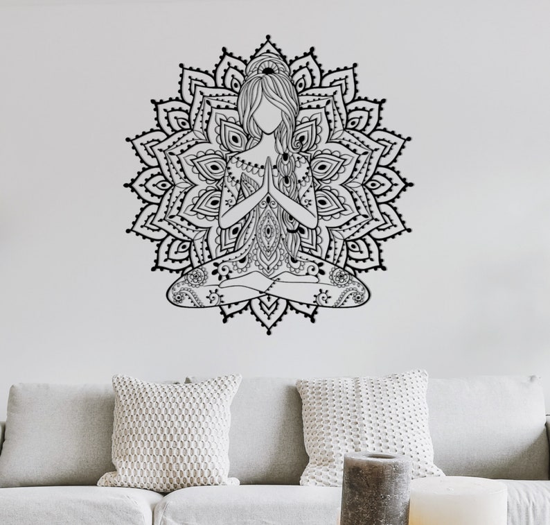 Fille femme fleur fée yoga bois mur maison tenture murale décoration rustique bohème design beauté naturelle pour votre espace de vie décoration bohème Black