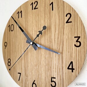 Reloj de pared Reloj de pared de madera Cocina Reloj de pared grande para pared Reloj de madera Reloj de pared Reloj de pared moderno de madera Números / Espesor: 3,6 mm Oak - Matt varnish